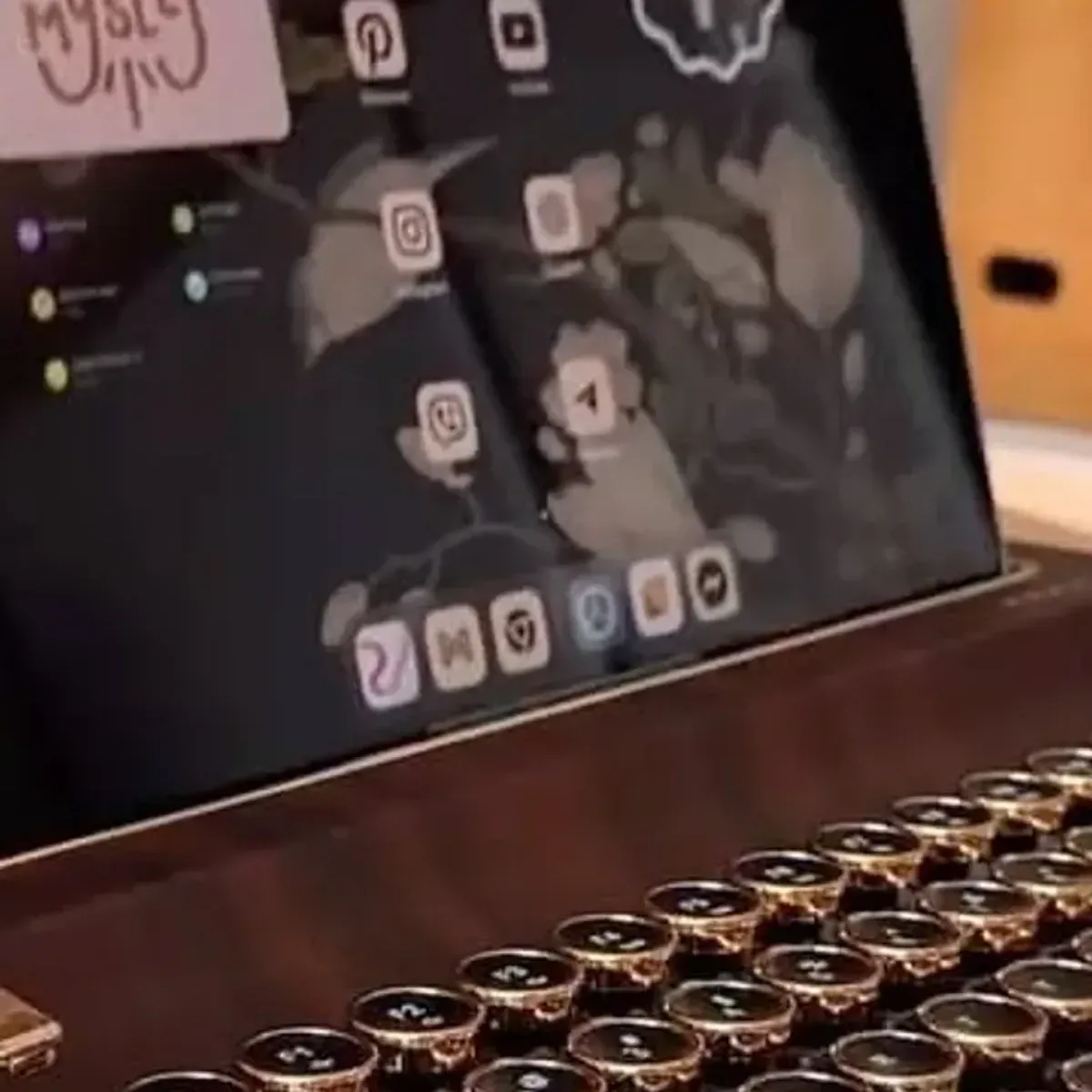 Tablet im Tastatur-Ständer auf weißem Schreibtisch mit Pinnwand im Hintergrund