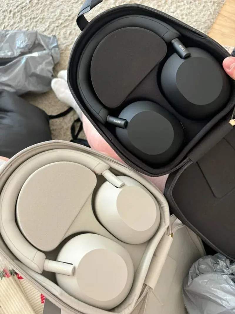 Sony WH-1000XM5 und XM6 in ihren Transportcases
