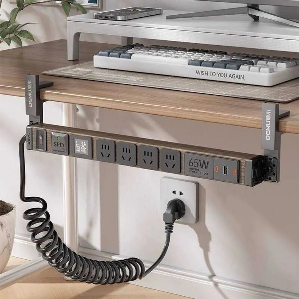 Schreibtisch-Clamp-Stromleiste unter dem Schreibtisch mit verbundenen Geräten
