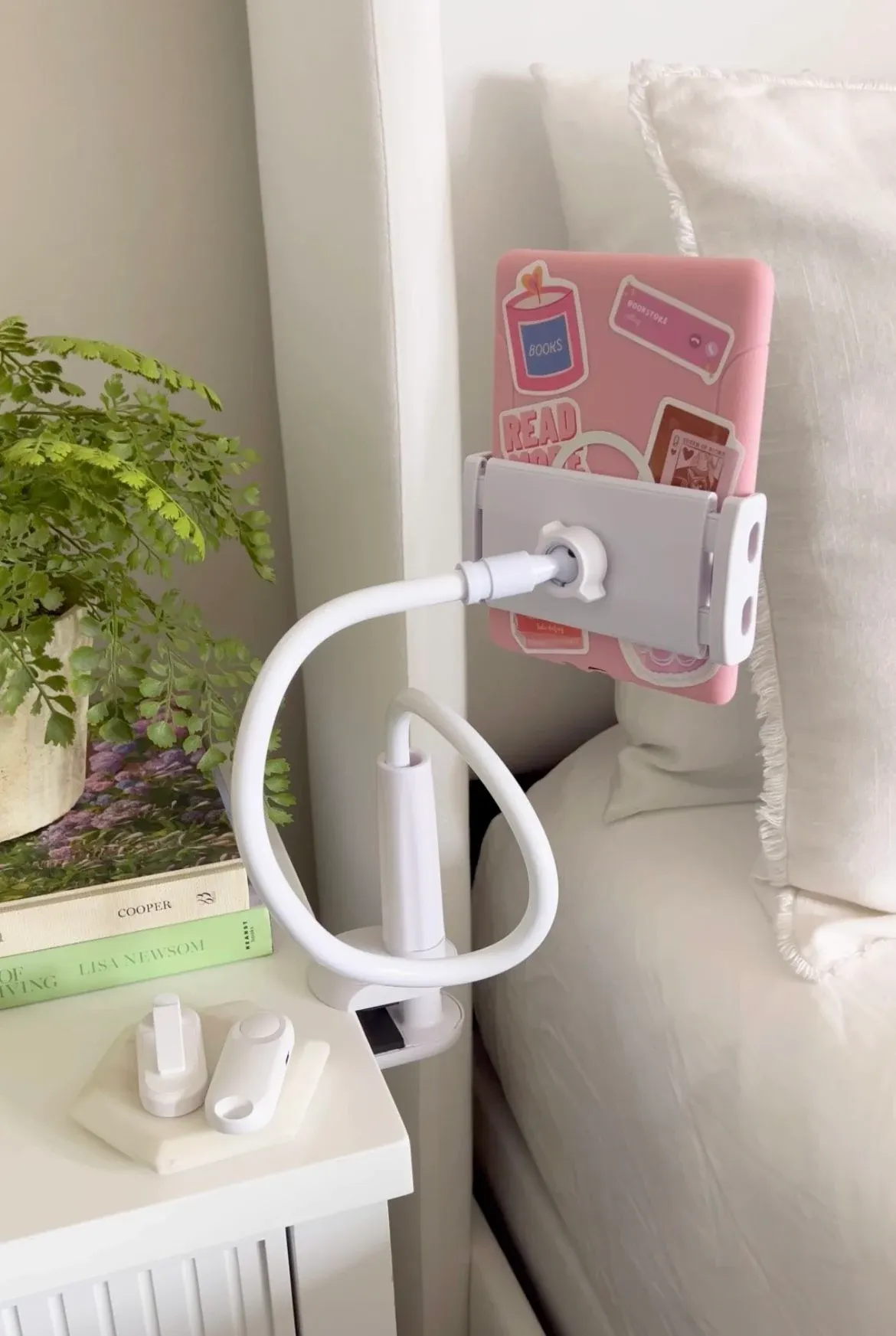 Full gooseneck tablet holder setup: clamped nightstand base, 78 cm arm, tablet in bed