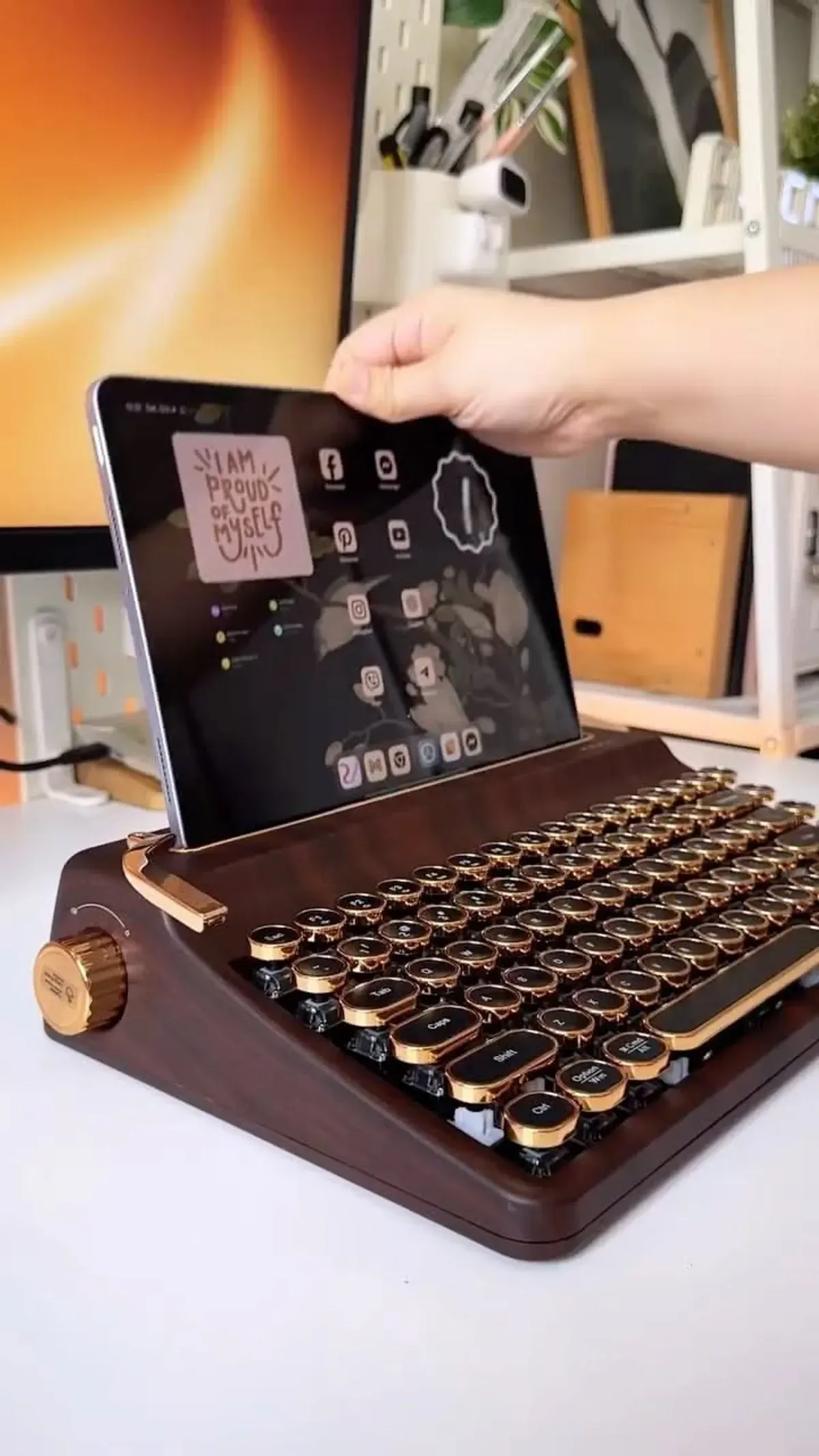 Retro-Tastatur-Nahaufnahme mit Holzoptik und runden messingumrandeten Tastenkappen