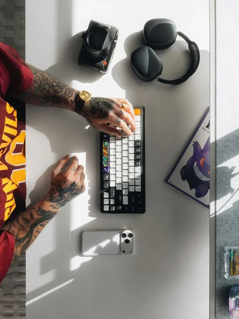 Custom-Mechanical-Keyboard mit Artisan-Keycaps auf weißem Tisch
