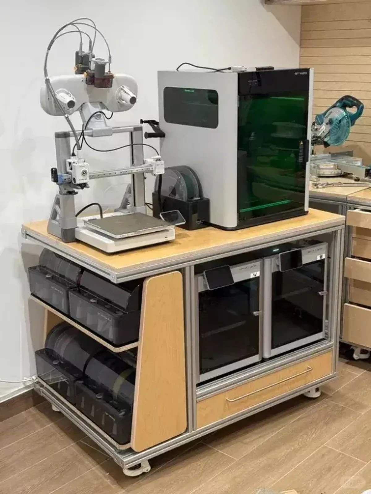 3D-Drucker-Workstation mit Aluminiumrahmen, zwei Druckern oben und Filament-Trockenboxen unten