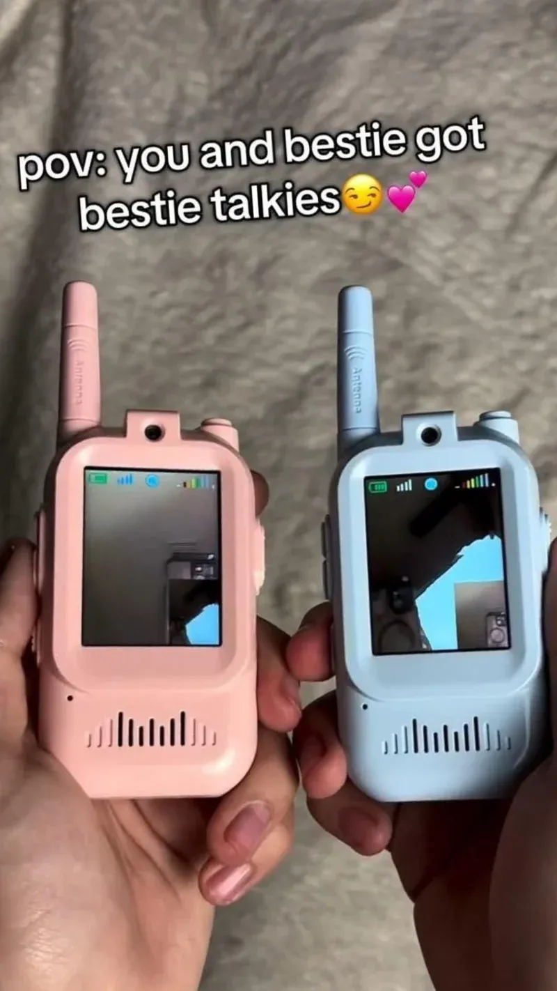Zwei pastellfarbene Walkie-Talkies mit Kamera-Displays